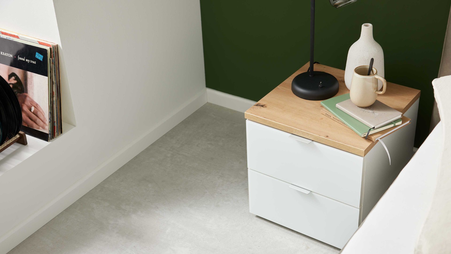 Nachtkommode Interliving aus Holz in Weiß Interliving Kleiderschrank Serie 1208 - Nachtkommode 86717 alpinweißes Glas & Artisan Eiche - zwei Schubladen, Breite ca. 40 cm