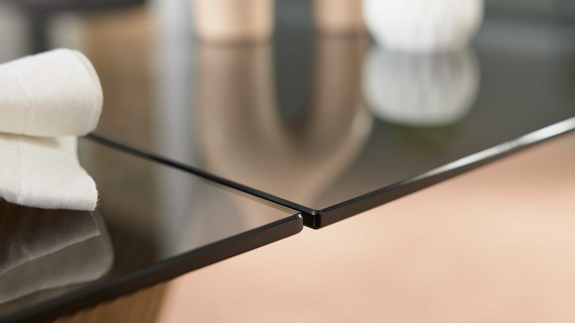 Couchtisch Interliving aus Glas in Dunkelgrau Interliving Couchtisch Serie 6226 - Couchtisch graues Parsolglas & Wildeiche - ca. 110 x 65 cm