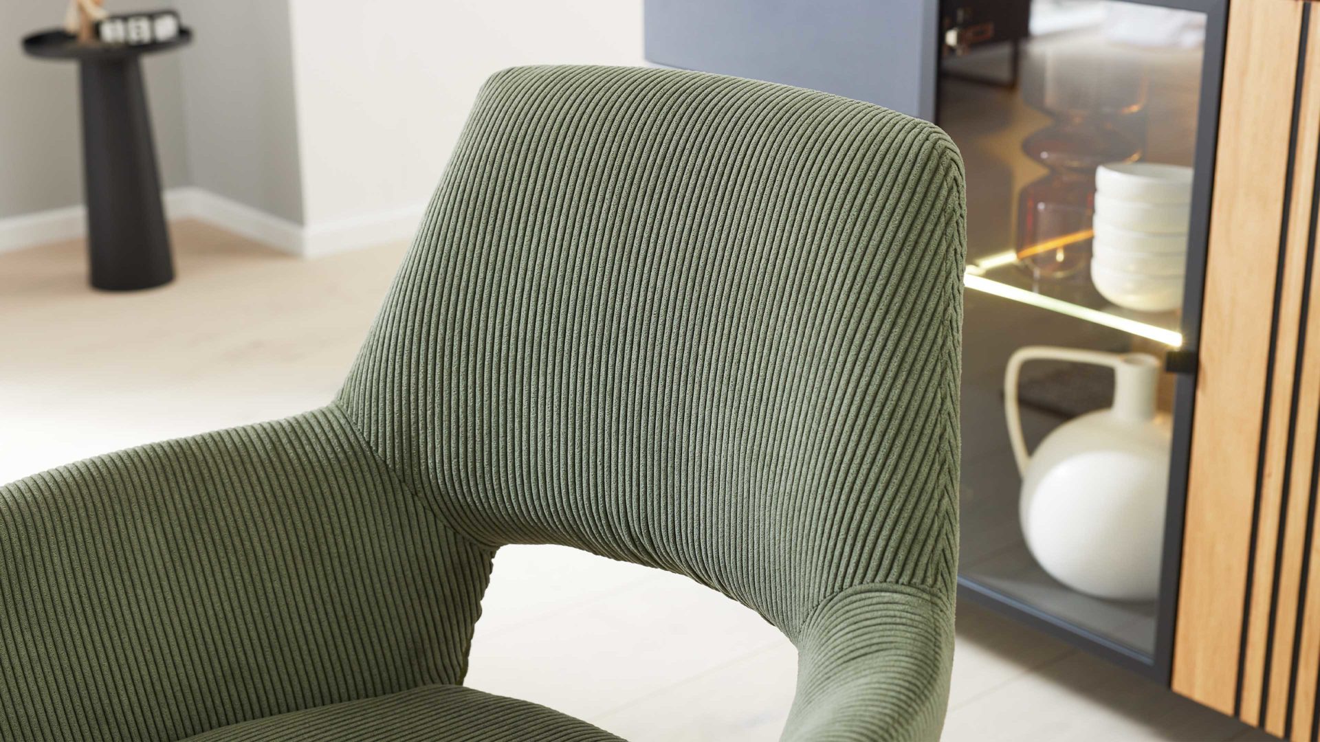 Vierfußstuhl Interliving aus Stoff in Dunkelgrün Interliving Esszimmer Serie 5605 – Armlehnstuhl mit Drehfunktion waldgrüner Cord Rebel & schwarzes Eisen