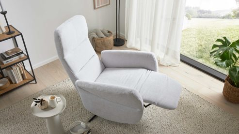 Relaxsessel Interliving aus Stoff in Hellgrau Interliving Sessel Serie 4530 silberfarbener Bezug Mara 9 & silberfarbener Sternfuß