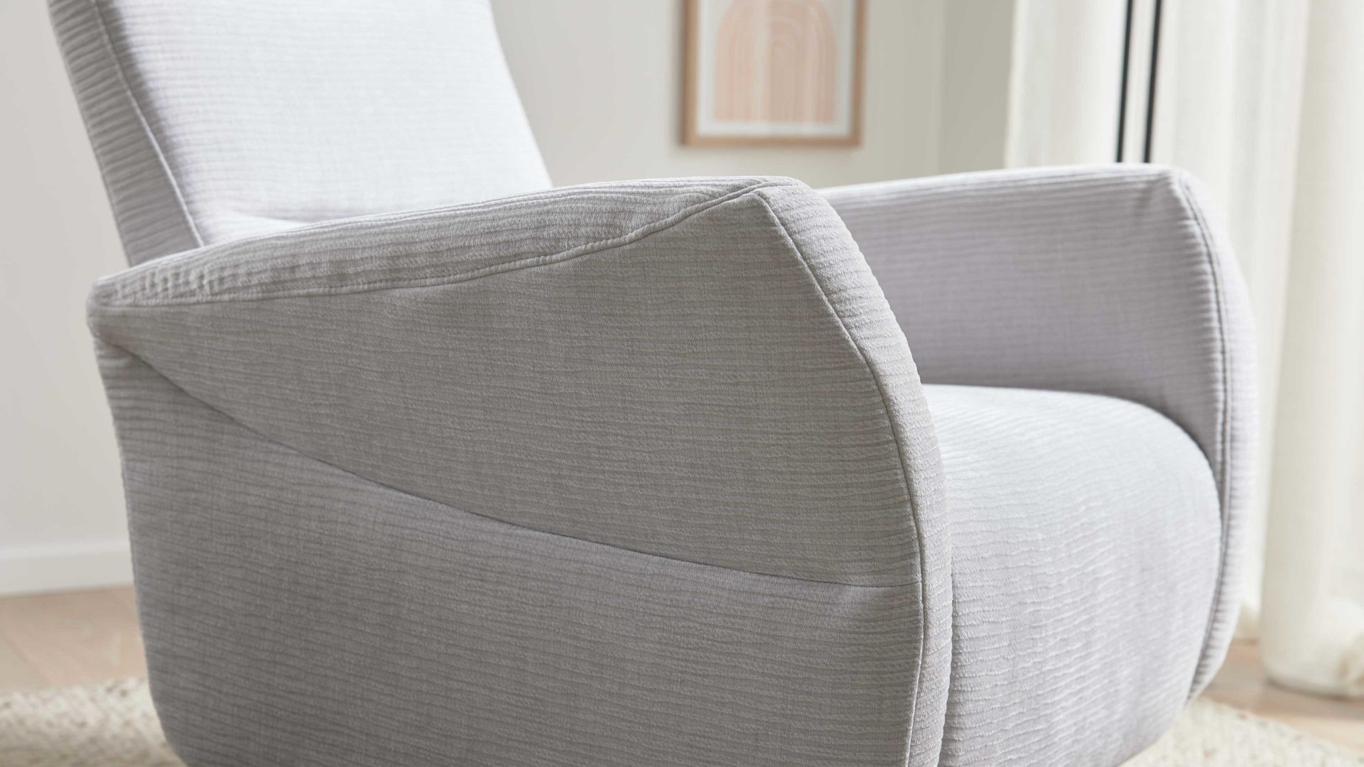 Relaxsessel Interliving aus Stoff in Hellgrau Interliving Sessel Serie 4530 silberfarbener Bezug Mara 9 & silberfarbener Sternfuß