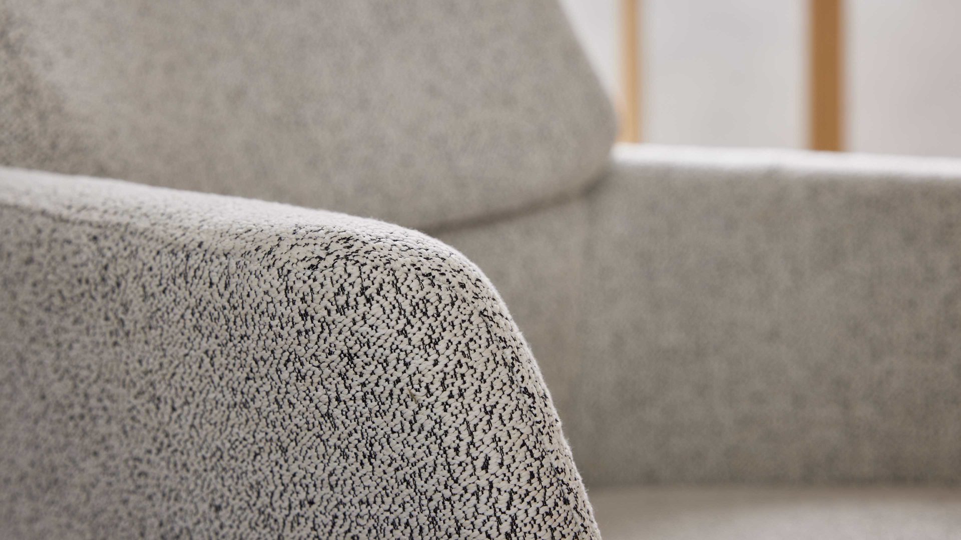 Polsterstuhl Interliving aus Stoff in Weiß Interliving Esszimmer Serie 5118 – Armlehnstuhl mit Move & Turn champagnerfarbener Bouclé Elegant wish E07 & mattschwarzes Eisen