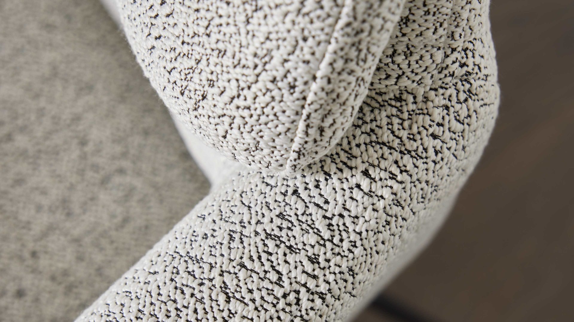 Polsterstuhl Interliving aus Stoff in Weiß Interliving Esszimmer Serie 5118 – Armlehnstuhl 2322 champagnerfarbener Bouclé Elegant wish E07 & mattschwarzes Eisen