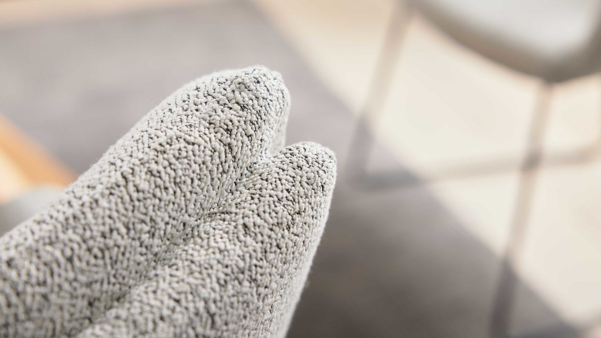 Polsterstuhl Interliving aus Stoff in Weiß Interliving Esszimmer Serie 5118 – Armlehnstuhl mit Drehfunktion champagnerfarbener Bouclé Elegant wish E07 & mattschwarzes Eisen