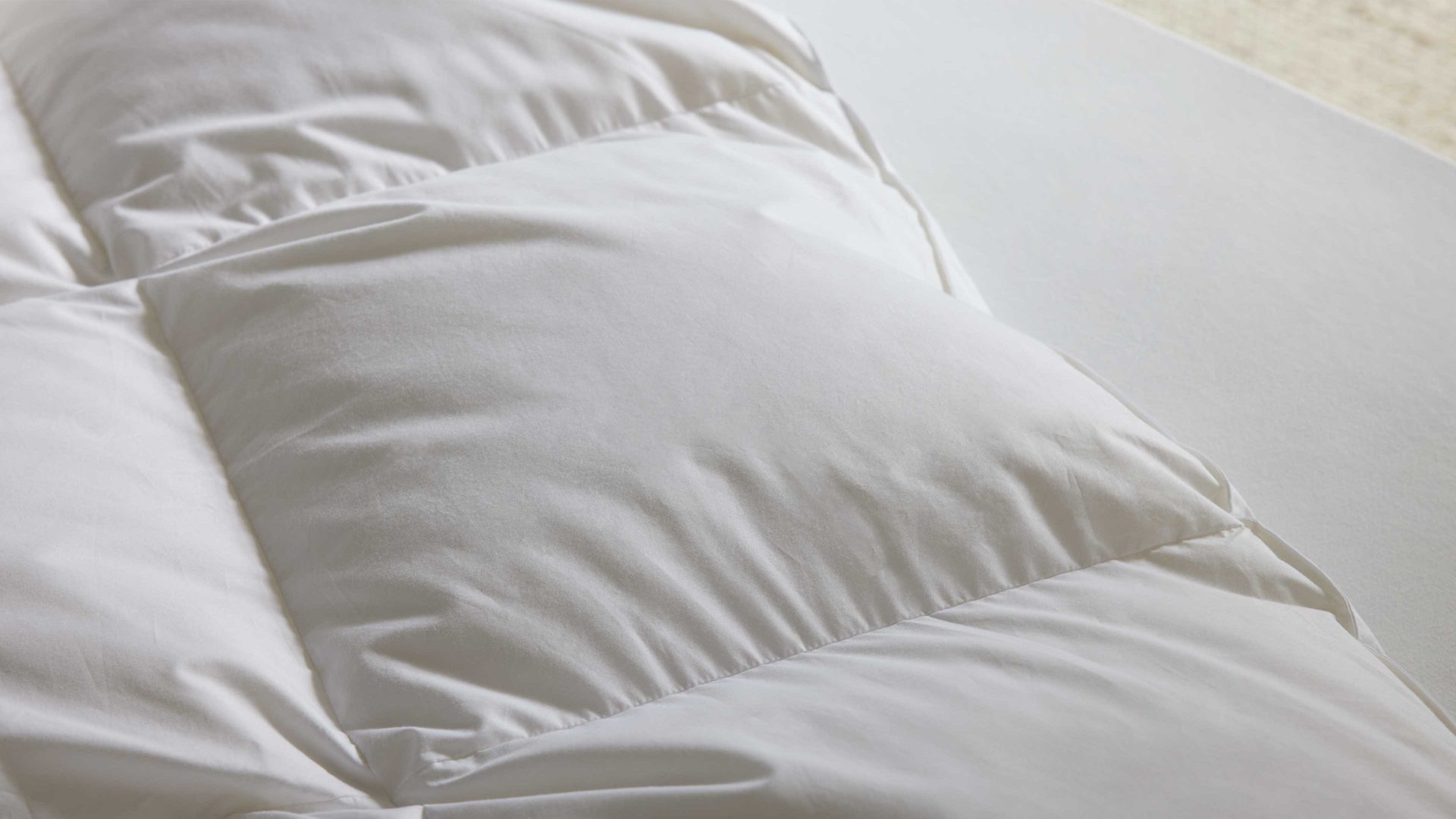 Daunendecke Interliving aus Stoff in Weiß Interliving Bettdecke Serie 9204 - Daunendecke als Winterbett warm, ca. 1.060 g Daunen - ca. 155 x 220 cm