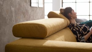 Ecksofa KAWOO aus Stoff in Gelb KAWOO Serie 7536 - Ecksofa mit Funktionen honiggelbe Chenille & schwarze Metallfüße - Stellfläche ca. 278 x 192 cm