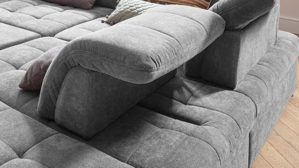 Ecksofa KAWOO aus Stoff in Grau KAWOO Serie Santa Lucia - Ecksofa bzw. Wohnlandschaft graues Flachgewebe Paris 20933 & Chromfüße – Stellfläche ca. 401 x 278 cm