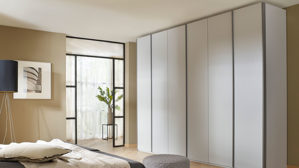 Kleiderschrank Rauch aus Holz in Hellgrau rauch ORANGE Schranksystem Skat - Kleiderschrank mit Inneneinteilung Seidengrau - sechs Türen, Breite ca. 301 cm