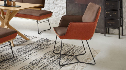 Polsterstuhl Koinor aus Leder in Braun KOINOR Dining System - Armlehnstuhl muskatfarbenes Leder India & cognacfarbener Loden 39