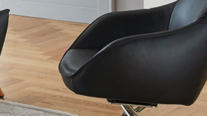 Vierfußstuhl Koinor aus Leder in Schwarz KOINOR Dining System - drehbarer Armlehnstuhl krähenfarbenes Leder Classic & Edelstahl
