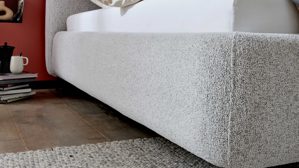 Bettgestell Interliving aus Stoff in Hellgrau Interliving Polsterbett Serie 1419 hellgrauer Stoffbezug Puente – Liegefläche ca. 180 x 200 cm