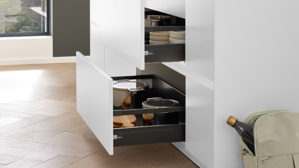 Einbauküche Interliving aus Holz in Holzfarben Interliving Küche Serie 3075 mit AEG-Einbaugeräten Stripe Wood Crema & Weiß – zweizeilig