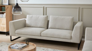 Dreisitzer Roomio® aus Stoff in Beige Roomio® No. 4101- Dreisitzer sandfarbener Bezug Simply Clean & schwarze Kufenfüße 380 MK - Länge ca. 230 cm