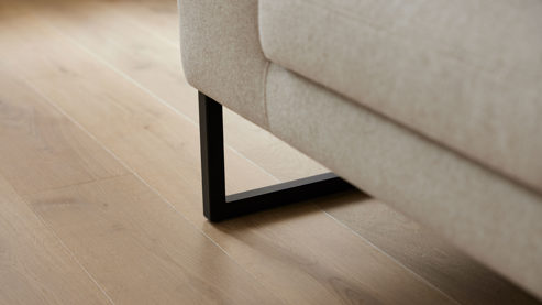 2,5-Sitzer Roomio® aus Stoff in Beige Roomio® No. 4101- 2,5-Sitzer sandfarbener Bezug Simply Clean & schwarze Kufenfüße 380 MK - Länge ca. 210 cm