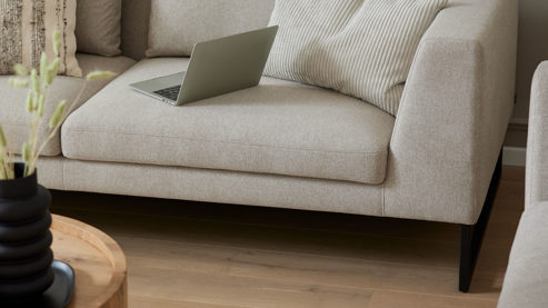 Dreisitzer Roomio® aus Stoff in Beige Roomio® No. 4101- Dreisitzer sandfarbener Bezug Simply Clean & schwarze Kufenfüße 380 MK - Länge ca. 230 cm