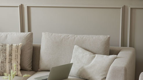 Dreisitzer Roomio® aus Stoff in Beige Roomio® No. 4101- Dreisitzer sandfarbener Bezug Simply Clean & schwarze Kufenfüße 380 MK - Länge ca. 230 cm