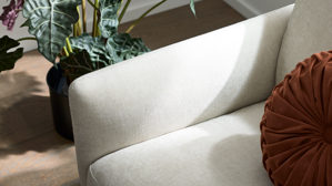 2,5-Sitzer Roomio® aus Stoff in Weiß Roomio® No. 4104 - 2,5-Sitzer naturfarbener Strukturbezug Yelda & Holzfüße 1103 HFEG - Länge ca. 172 cm