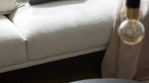 2,5-Sitzer Roomio® aus Stoff in Weiß Roomio® No. 4104 - 2,5-Sitzer naturfarbener Strukturbezug Yelda & Holzfüße 1103 HFEG - Länge ca. 172 cm