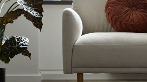 2,5-Sitzer Roomio® aus Stoff in Weiß Roomio® No. 4104 - 2,5-Sitzer naturfarbener Strukturbezug Yelda & Holzfüße 1103 HFEG - Länge ca. 172 cm