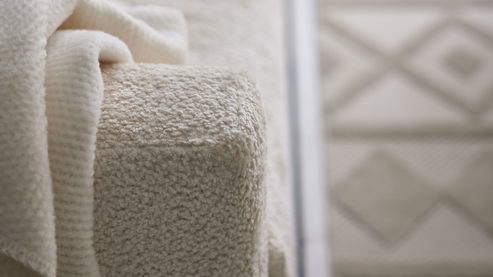 2,5-Sitzer Roomio® aus Stoff in Weiß Roomio® No. 4105 - 2,5-Sitzer weißer Stoffbezug Shaun & Holzfüße 1118 HREG - Länge ca. 188 cm