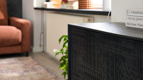 Vitrine Roomio® aus Holz in Schwarz Roomio No. 2001 - Sideboard schwarzes Mangoholz - zwei Türen, eine Schublade, Länge ca. 140 cm