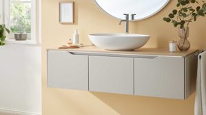 Waschtisch-Set / Waschbecken-Set Interliving aus Holz in Hellgrau Interliving Bad Serie 3720 - Badmöbel-Set Basis sandfarbenes Lacklaminat & Eiche Como - Länge ca. 137 cm