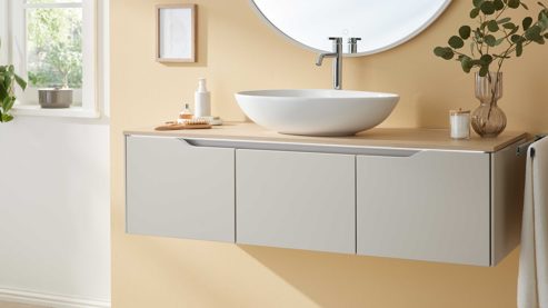 Waschtisch-Set / Waschbecken-Set Interliving aus Holz in Hellgrau Interliving Bad Serie 3720 - Badmöbel-Set Basis sandfarbenes Lacklaminat & Eiche Como - Länge ca. 137 cm