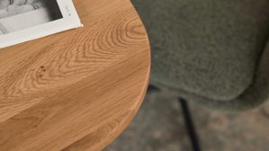 Esstisch Interliving aus Holz in Holzfarben Interliving Esszimmer Serie 5121 – Essgruppe mit sechs Stühlen Charakter-Eiche, thymianfarbener Bouclé Alpine  & schwarzes Metall – ca. 200 x 100 cm