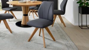 Polsterstuhl Interliving aus Stoff in Dunkelgrau Interliving Esszimmer Serie 5102 – Polsterstuhl mit Drehfunktion graphitfarbene Mikrofaser Atlantis & Wildeiche