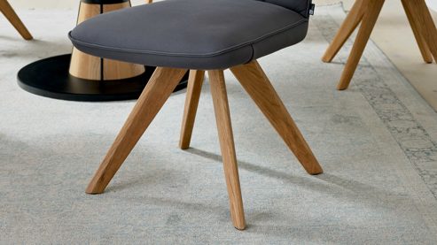 Polsterstuhl Interliving aus Stoff in Dunkelgrau Interliving Esszimmer Serie 5102 – Polsterstuhl mit Drehfunktion graphitfarbene Mikrofaser Atlantis & Wildeiche