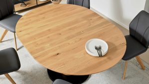 Tischgruppe Interliving aus Holz in Holzfarben Interliving Esszimmer Serie 5102 – Essgruppe mit Schalenstühlen Wildeiche & graphitfarbene Mikrofaser Atlantis