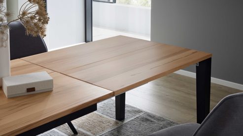 Auszugtisch Interliving aus Holz in Schwarz Interliving Esszimmer Serie 5102 – Auszugtisch V933 Kernbuche & Mattschwarz - ca. 140 - 240 x 90 cm
