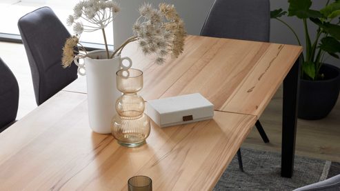 Tischgruppe Interliving aus Holz in Holzfarben Interliving Esszimmer Serie 5102 – Essgruppe mit sechs Stühlen Kernbuche, Mattschwarz & kieselfarbener Webstoff Tirol - siebenteilig