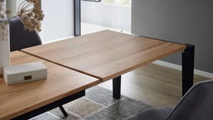 Tischgruppe Interliving aus Holz in Holzfarben Interliving Esszimmer Serie 5102 – Essgruppe mit sechs Stühlen Kernbuche, Mattschwarz & kieselfarbener Webstoff Tirol - siebenteilig