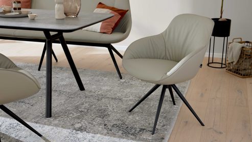 Polsterstuhl Interliving aus Leder in Beige Interliving Esszimmer Serie 5115 - Armlehnstuhl Ravi milchkaffeefarbenes Leder Tendens Latte & anthrazitfarbenes Metall