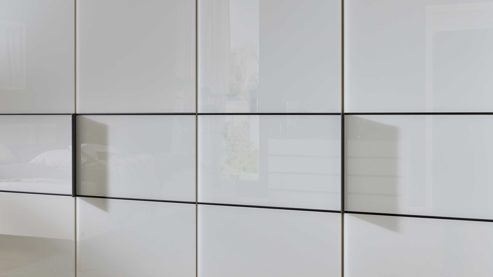 Komplettzimmer Interliving aus Holz in Weiß Interliving Schlafzimmer Serie 1033 – komplettes Schlafzimmer weißes Glas - vierteilig