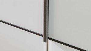 Möbelbeleuchtung Interliving aus Holz in Weiß Interliving Schlafzimmer Serie 1033 – Komplettzimmer mit Beleuchtung weißes Glas & Holz