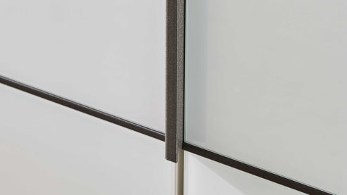 Kleiderschrank Interliving aus Holz in Weiß Interliving Schlafzimmer Serie 1033 – Kleiderschrank weißes Glas & Holz – sechs Türen, Breite ca. 300 cm