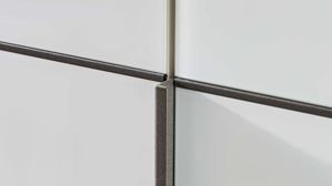 Möbelbeleuchtung Interliving aus Holz in Weiß Interliving Schlafzimmer Serie 1033 – Kleiderschrank 605 mit Beleuchtung weißes Glas & Holz – sechs Türen, Breite ca. 300 cm