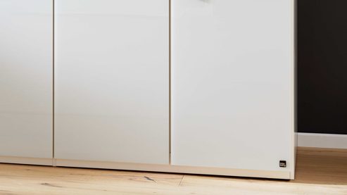 Kleiderschrank Interliving aus Holz in Weiß Interliving Schlafzimmer Serie 1033 – Kleiderschrank weißes Glas & Holz – sechs Türen, Breite ca. 300 cm