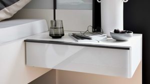 Nachtkommoden-Set Interliving aus Holz in Weiß Interliving Schlafzimmer Serie 1033 – Hängekonsolen-Set weißes Glas & Holz – zweiteilig