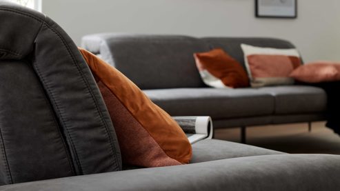 Zweisitzer Interliving aus Stoff in Dunkelgrau Interliving Sofa Serie 4460 - Zweisitzer grauer Bezug Clint & schwarze Metallfüße - Länge ca. 266 cm