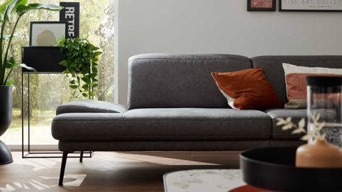 Zweisitzer Interliving aus Stoff in Dunkelgrau Interliving Sofa Serie 4460 - Zweisitzer SR80 grauer Bezug Clint & schwarze Metallfüße - Länge ca. 245 cm