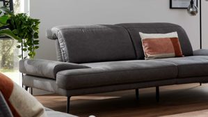 Zweisitzer Interliving aus Stoff in Dunkelgrau Interliving Sofa Serie 4460 - Zweisitzer grauer Bezug Clint & schwarze Metallfüße - Länge ca. 266 cm