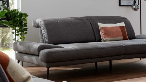 Zweisitzer Interliving aus Stoff in Dunkelgrau Interliving Sofa Serie 4460 - Zweisitzer grauer Bezug Clint & schwarze Metallfüße - Länge ca. 232 cm