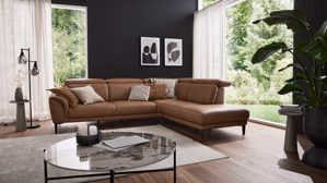 Ecksofa Interliving aus Leder in Braun Interliving Sofa Serie 4461 - Ecksofa haselnussfarbenes Leder Punch & schwarze Aluminiumfüße - Stellfläche ca. 292 x 244 cm