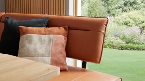 Tischgruppe Interliving aus Holz in Holzfarben Interliving Esszimmer Serie 5505 - Essgruppe mit Eckbank und Stühlen Flachgewebe, Mikrofaser, Artisaneiche & Metall - sechsteilig