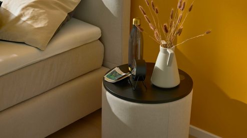 Nachttisch Interliving aus Stoff in Beige Interliving Boxspringbett Serie 1420 - Nachtkonsole naturfarbener Stoffbezug Cleo & schwarzes Holz