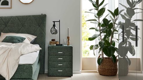 Nachtkommode Interliving aus Stoff in Grün Interliving Boxspringbett Serie 1420 - Nachtkonsole moosgrüne Chenille Toni - vier Schubladen, Breite ca. 50 cm