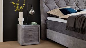 Nachtkommode Interliving aus Stoff in Grau Interliving Boxspringbett Serie 1420 - Nachtkonsole 42 silberfarbener Strickvelours Auri - drei Schubladen, Breite ca. 48 cm